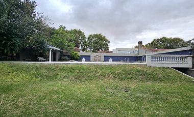 Imponente residencia en el corazón de Olivos.