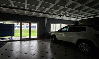 Imponente residencia en el corazón de Olivos.