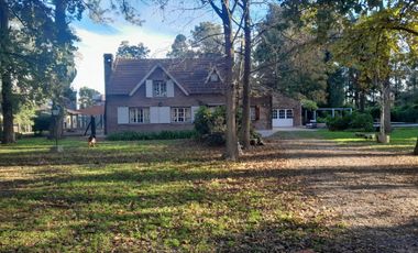 Casa quinta en venta - 4 Dormitorios 3 Baños - Coronel Brandsen