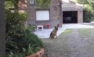 Casa quinta en venta - 4 Dormitorios 3 Baños - Coronel Brandsen