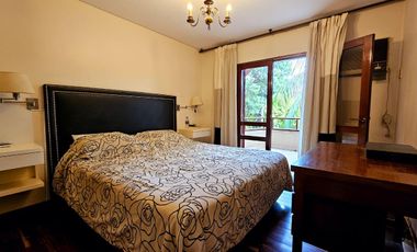 Importante casa de 5 dormitorios en VENTA en lote de 832 m2, zona Parque Guillermina, SMT