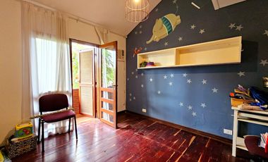 Importante casa de 5 dormitorios en VENTA en lote de 832 m2, zona Parque Guillermina, SMT