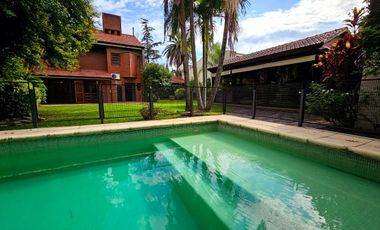 Importante casa de 5 dormitorios en VENTA en lote de 832 m2, zona Parque Guillermina, SMT