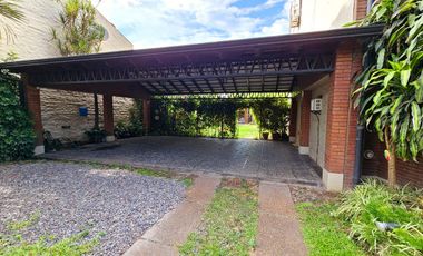 Importante casa de 5 dormitorios en VENTA en lote de 832 m2, zona Parque Guillermina, SMT