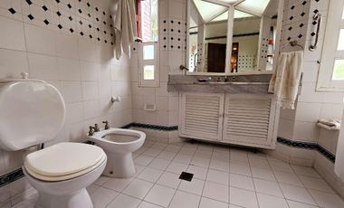 Importante casa de 5 dormitorios en VENTA en lote de 832 m2, zona Parque Guillermina, SMT