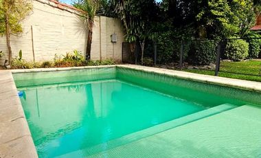 Importante casa de 5 dormitorios en VENTA en lote de 832 m2, zona Parque Guillermina, SMT