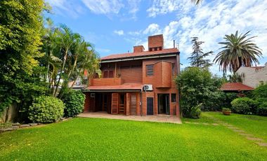 Importante casa de 5 dormitorios en VENTA en lote de 832 m2, zona Parque Guillermina, SMT