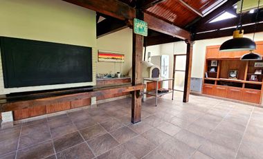 Importante casa de 5 dormitorios en VENTA en lote de 832 m2, zona Parque Guillermina, SMT