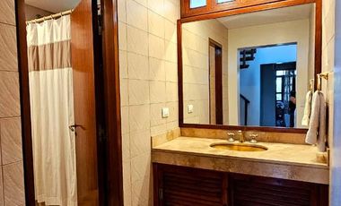 Importante casa de 5 dormitorios en VENTA en lote de 832 m2, zona Parque Guillermina, SMT