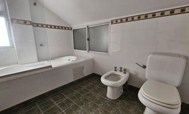 Importante casa de 5 dormitorios en VENTA en lote de 832 m2, zona Parque Guillermina, SMT