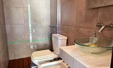 Importante casa de 5 dormitorios en VENTA en lote de 832 m2, zona Parque Guillermina, SMT