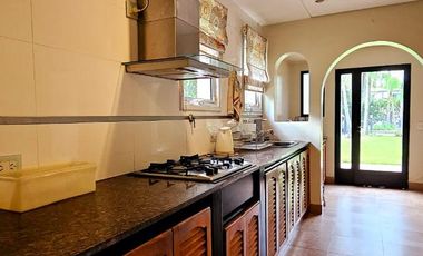 Importante casa de 5 dormitorios en VENTA en lote de 832 m2, zona Parque Guillermina, SMT