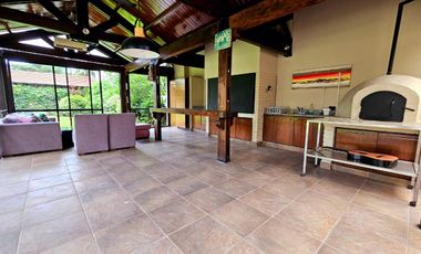 Importante casa de 5 dormitorios en VENTA en lote de 832 m2, zona Parque Guillermina, SMT