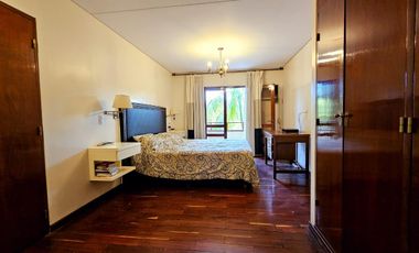 Importante casa de 5 dormitorios en VENTA en lote de 832 m2, zona Parque Guillermina, SMT