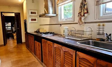 Importante casa de 5 dormitorios en VENTA en lote de 832 m2, zona Parque Guillermina, SMT