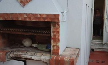 Casa en venta - 2 Dormitorios 2 Baños - 200Mts2 - Liniers