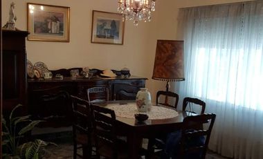 Casa en venta - 2 Dormitorios 2 Baños - 200Mts2 - Liniers