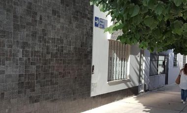 Casa en venta - 2 Dormitorios 2 Baños - 200Mts2 - Liniers