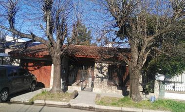 Casa en venta - 2 Dormitorios 1 Baño - 220Mts2 - Cochera - 220Mts2 - Quilmes Oeste