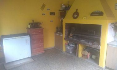 Casa en venta - 2 Dormitorios 1 Baño - 220Mts2 - Cochera - 220Mts2 - Quilmes Oeste