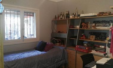 Casa en venta - 2 Dormitorios 1 Baño - 220Mts2 - Cochera - 220Mts2 - Quilmes Oeste