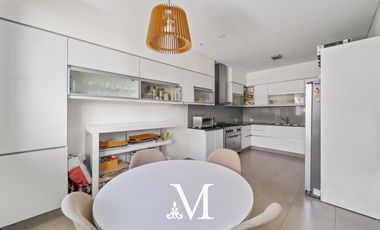 Casa Vicente lopez , moderna,pileta, sobre terreno de 45 mts, a 2 cuadras de av Libertador.