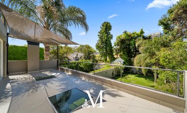 Casa Vicente lopez , moderna,pileta, sobre terreno de 45 mts, a 2 cuadras de av Libertador.