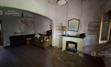 Chalet Para Refaccionar de Bajos, 3 Amb. con Garaje, Jardín Perimetral y Patio