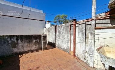 Chalet Para Refaccionar de Bajos, 3 Amb. con Garaje, Jardín Perimetral y Patio