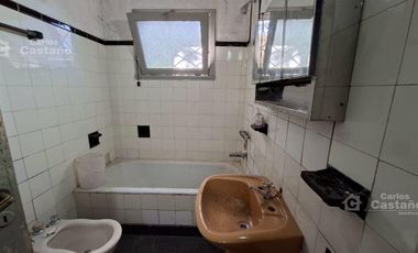 Chalet Para Refaccionar de Bajos, 3 Amb. con Garaje, Jardín Perimetral y Patio