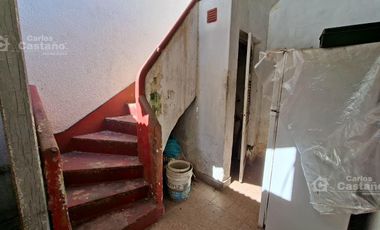 Chalet Para Refaccionar de Bajos, 3 Amb. con Garaje, Jardín Perimetral y Patio