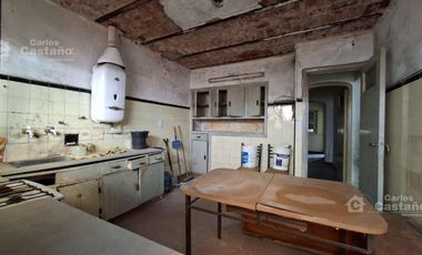 Chalet Para Refaccionar de Bajos, 3 Amb. con Garaje, Jardín Perimetral y Patio
