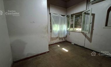 Chalet Para Refaccionar de Bajos, 3 Amb. con Garaje, Jardín Perimetral y Patio