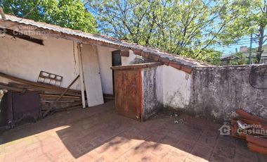 Chalet Para Refaccionar de Bajos, 3 Amb. con Garaje, Jardín Perimetral y Patio
