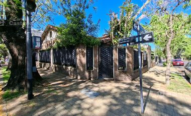 Chalet Para Refaccionar de Bajos, 3 Amb. con Garaje, Jardín Perimetral y Patio