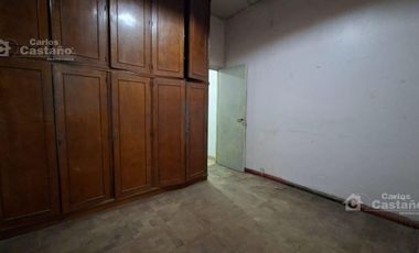 Chalet Para Refaccionar de Bajos, 3 Amb. con Garaje, Jardín Perimetral y Patio