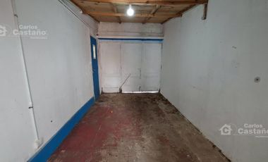 Chalet Para Refaccionar de Bajos, 3 Amb. con Garaje, Jardín Perimetral y Patio