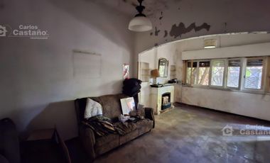 Chalet Para Refaccionar de Bajos, 3 Amb. con Garaje, Jardín Perimetral y Patio