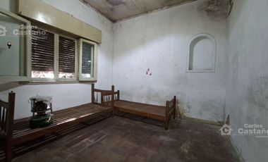 Chalet Para Refaccionar de Bajos, 3 Amb. con Garaje, Jardín Perimetral y Patio