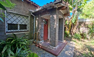 Chalet Para Refaccionar de Bajos, 3 Amb. con Garaje, Jardín Perimetral y Patio