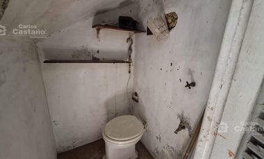 Chalet Para Refaccionar de Bajos, 3 Amb. con Garaje, Jardín Perimetral y Patio