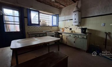 Chalet Para Refaccionar de Bajos, 3 Amb. con Garaje, Jardín Perimetral y Patio