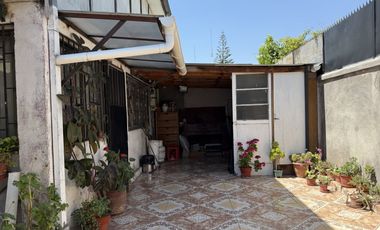 Venta de casa con 4 dormitorios, estacionamiento para 5 autos