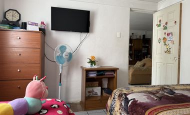 Venta de casa con 4 dormitorios, estacionamiento para 5 autos