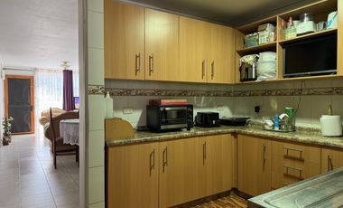 Venta de casa con 4 dormitorios, estacionamiento para 5 autos