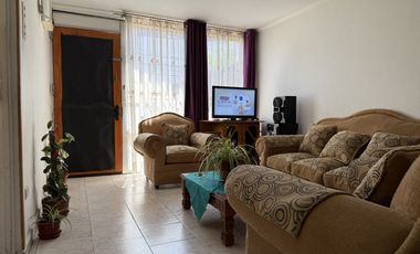 Venta de casa con 4 dormitorios, estacionamiento para 5 autos