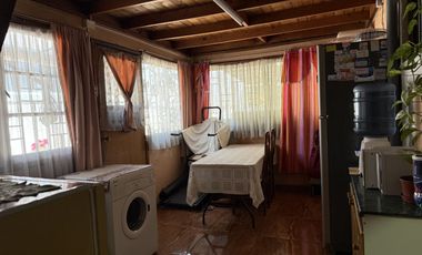 Venta de casa con 4 dormitorios, estacionamiento para 5 autos