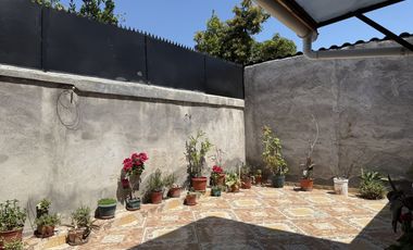 Venta de casa con 4 dormitorios, estacionamiento para 5 autos