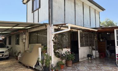 Venta de casa con 4 dormitorios, estacionamiento para 5 autos