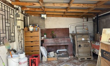 Venta de casa con 4 dormitorios, estacionamiento para 5 autos